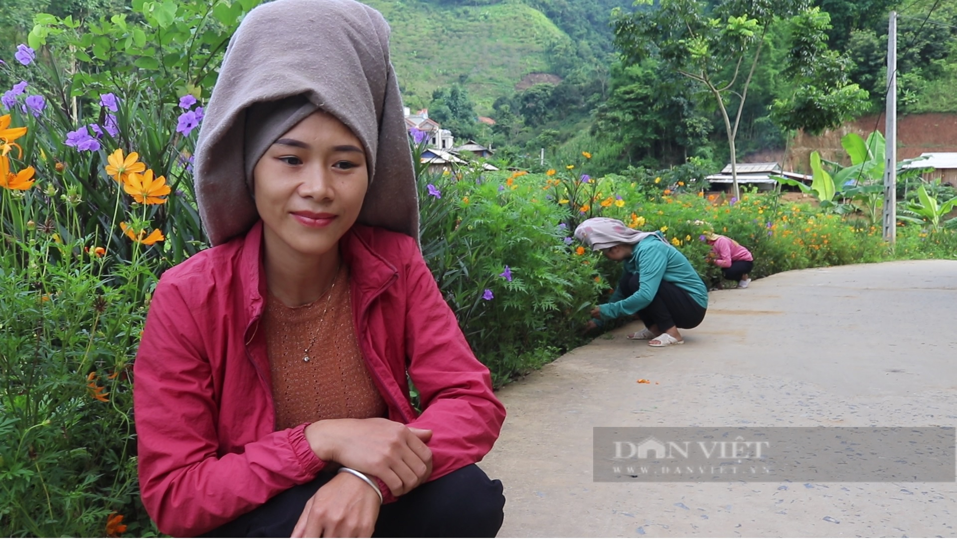 Mê mẩn con đường hoa nông thôn mới đẹp như tranh ở bản người Thái của tỉnh Sơn La - Ảnh 4.