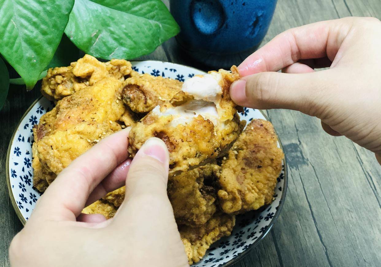 Làm cánh gà chiên giòn cho bột mì hay vụn bánh mì? Làm sai bảo sao cánh gà ỉu, không thơm  - Ảnh 1.