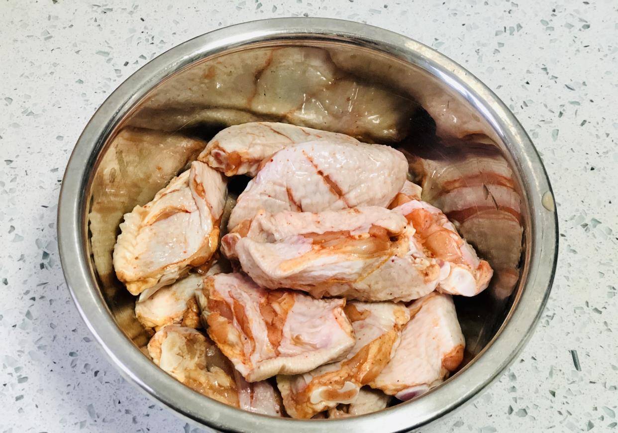 Làm cánh gà chiên giòn cho bột mì hay vụn bánh mì? Làm sai bảo sao cánh gà ỉu, không thơm  - Ảnh 5.