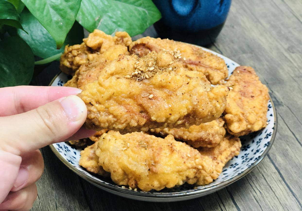 Làm cánh gà chiên giòn cho bột mì hay vụn bánh mì? Làm sai bảo sao cánh gà ỉu, không thơm  - Ảnh 12.