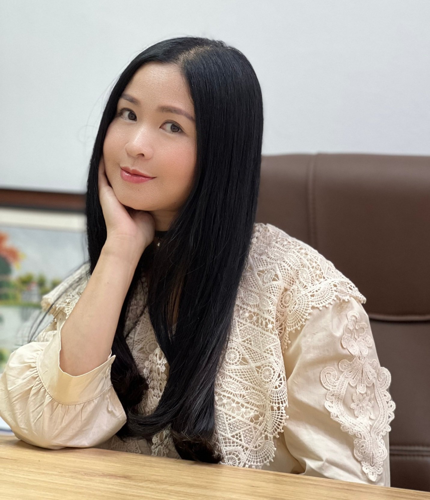 &quot;MC không tuổi&quot; VTV Đặng Châu Anh giờ ra sao? - Ảnh 5.