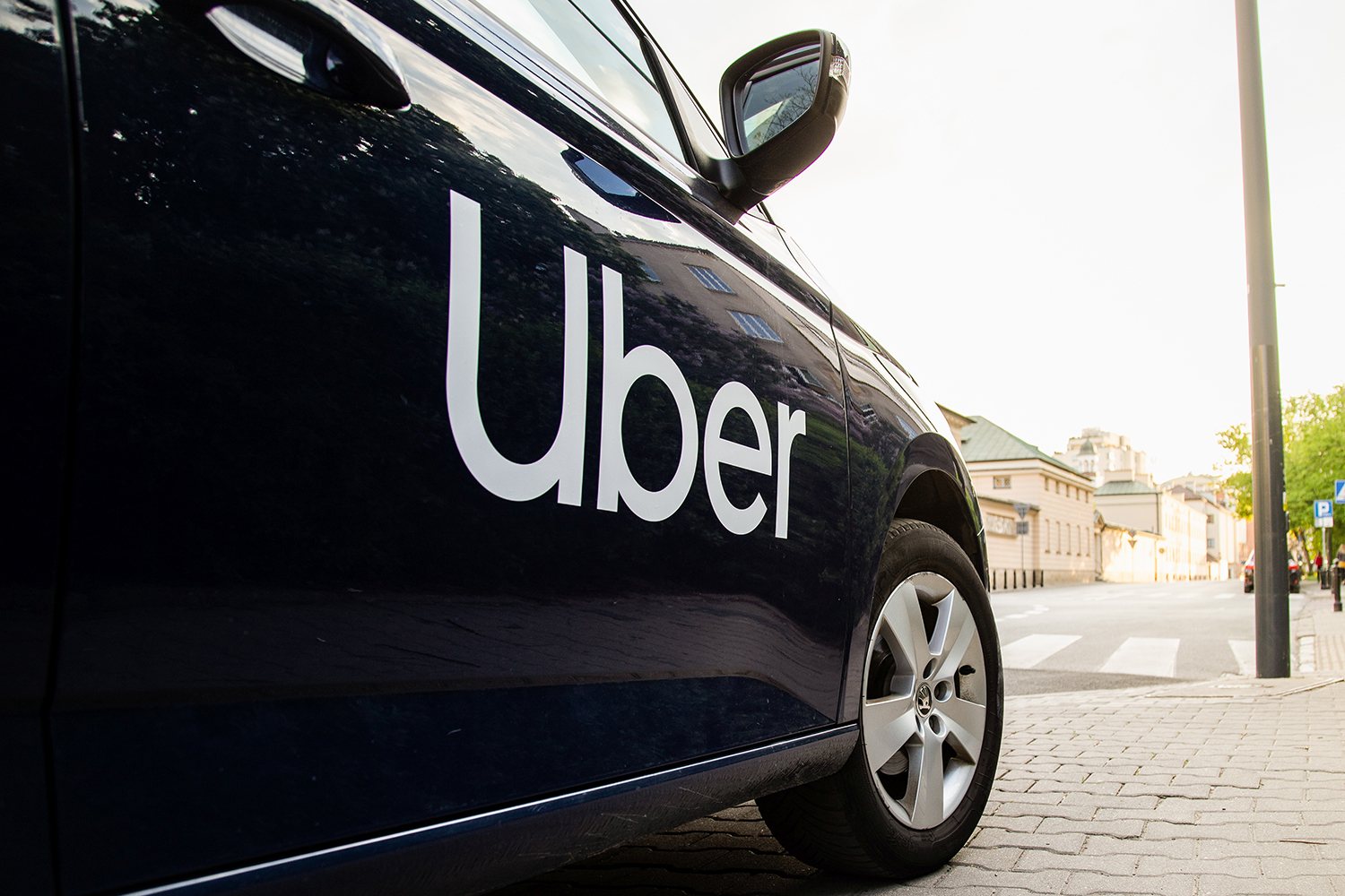 Uber hôm nay đã bị nêu tên trong một vụ kiện dân sự cáo buộc rằng, hành khách nữ ở nhiều tiểu bang đã bị bắt cóc, tấn công tình dục, đánh đập, cưỡng hiếp, giam cầm, bị theo dõi, quấy rối hoặc bị tấn công bởi các tài xế Uber mà họ đã được ghép nối thông qua ứng dụng gọi xe Uber. Ảnh: @AFP.