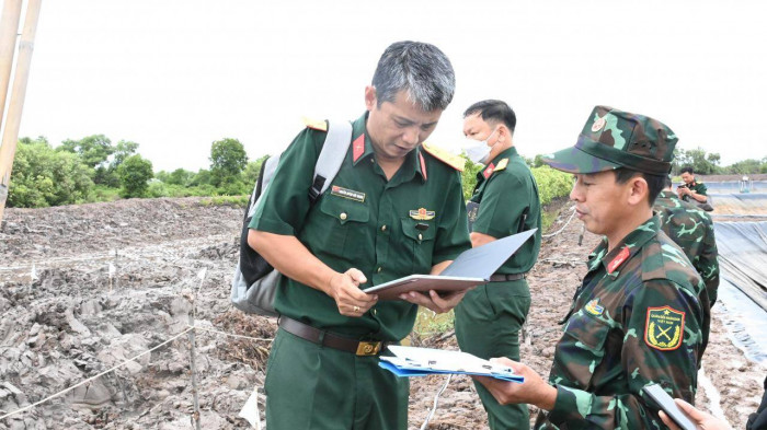 Phát hiện xác máy bay trong ao tôm ở Trà Vinh - Ảnh 2.