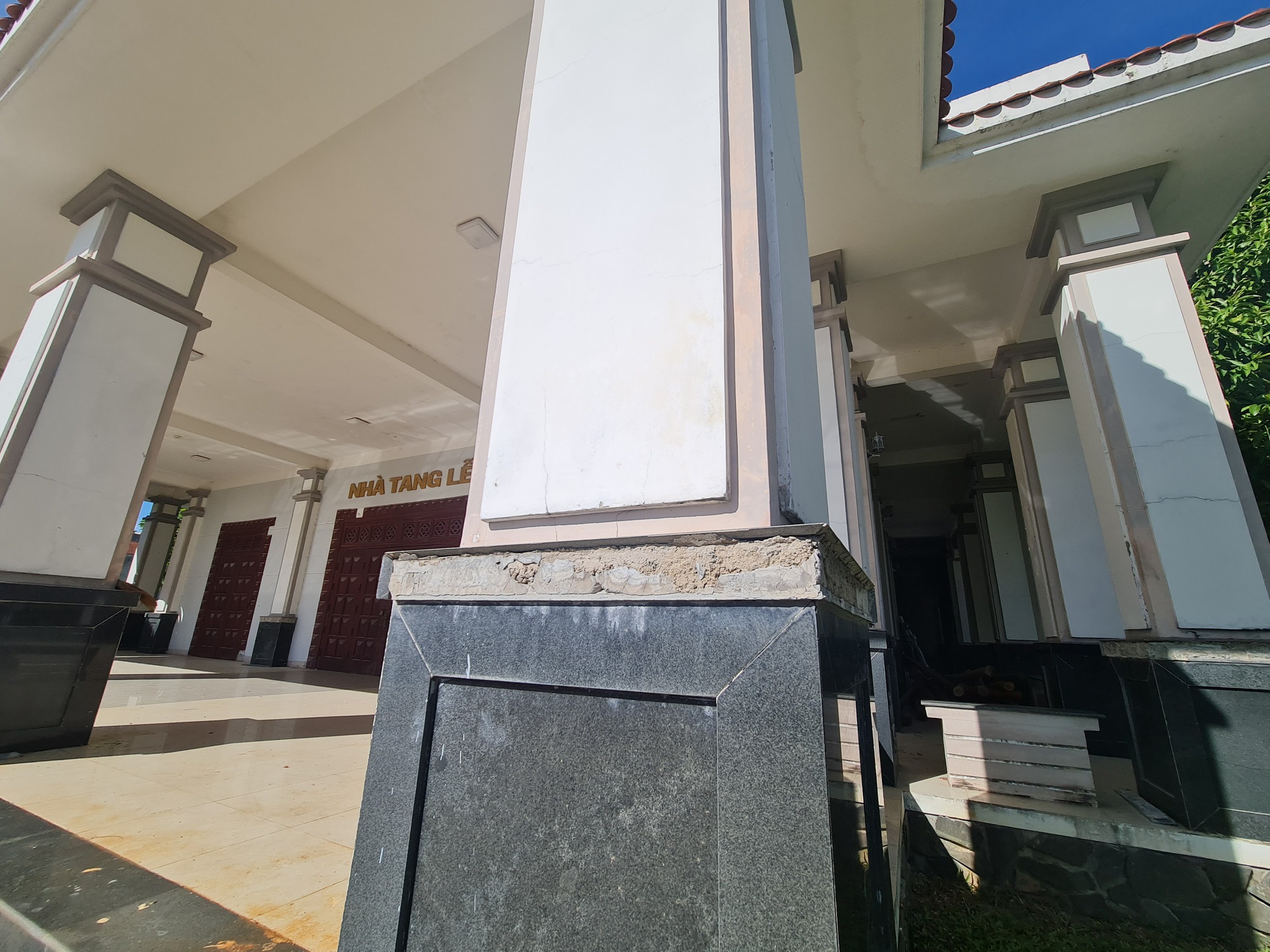 Vụ nhà tang lễ Tam Kỳ: Đơn vị làm đẹp cho thành phố nhận sai khi xả đồ ở nhà tang lễ - Ảnh 7.