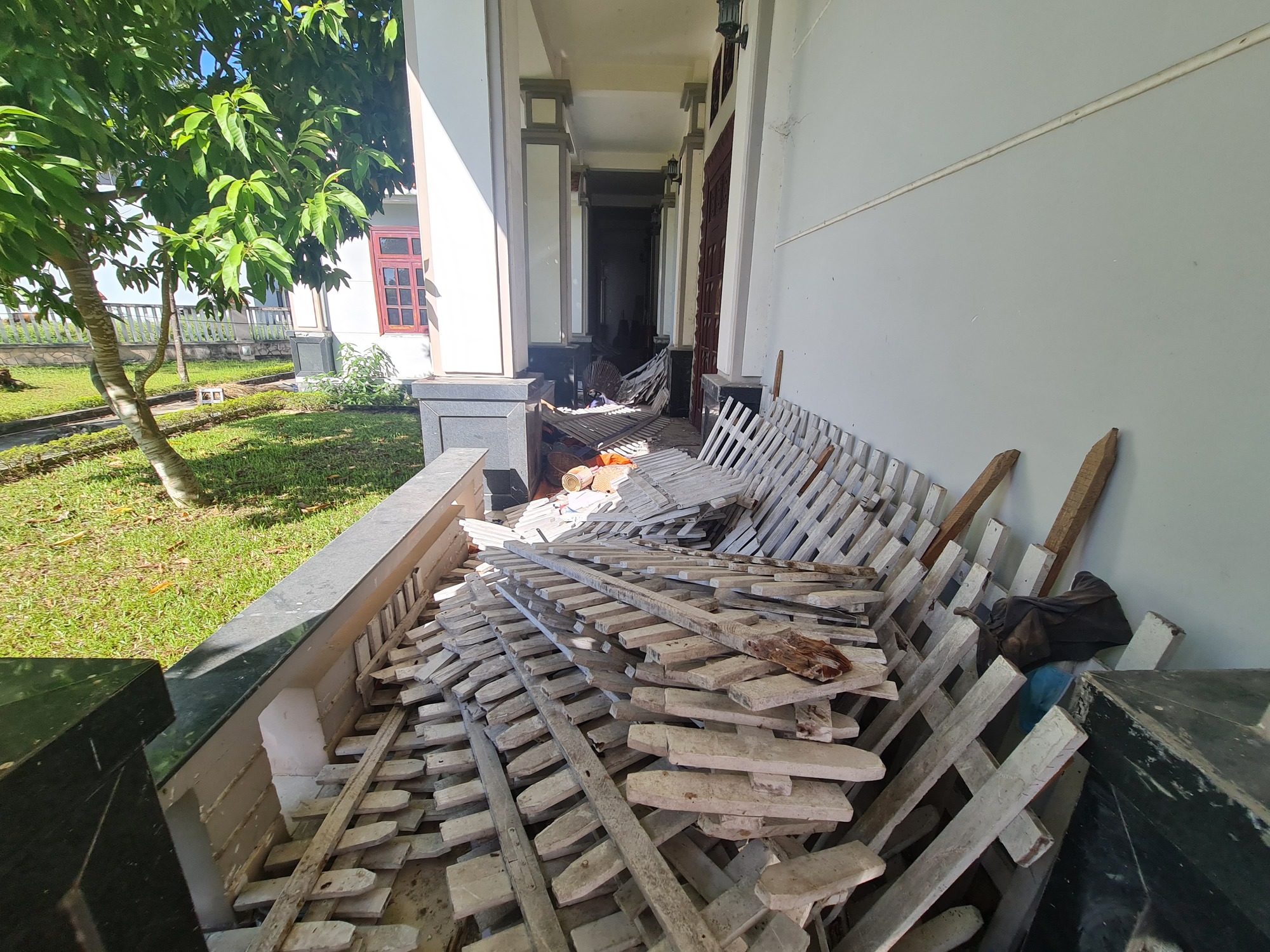Vụ nhà tang lễ Tam Kỳ: Đơn vị làm đẹp cho thành phố nhận sai khi xả đồ ở nhà tang lễ - Ảnh 5.