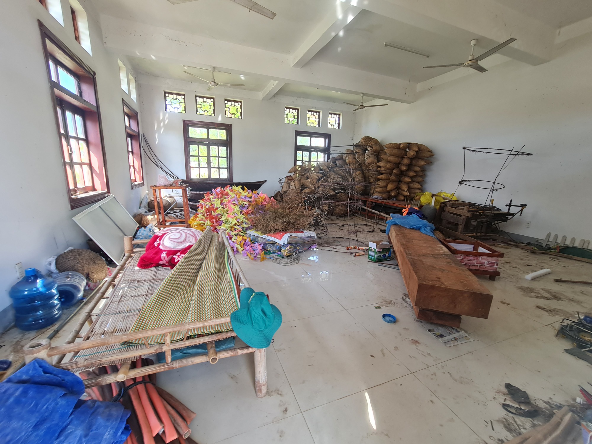 Vụ nhà tang lễ Tam Kỳ: Đơn vị làm đẹp cho thành phố nhận sai khi xả đồ ở nhà tang lễ - Ảnh 6.