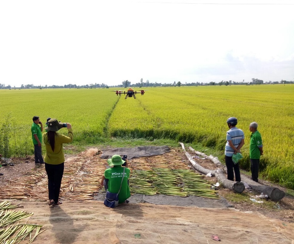 Đưa máy bay không người lái ra đồng ở Long An, nông dân xem háo hức - Ảnh 1.