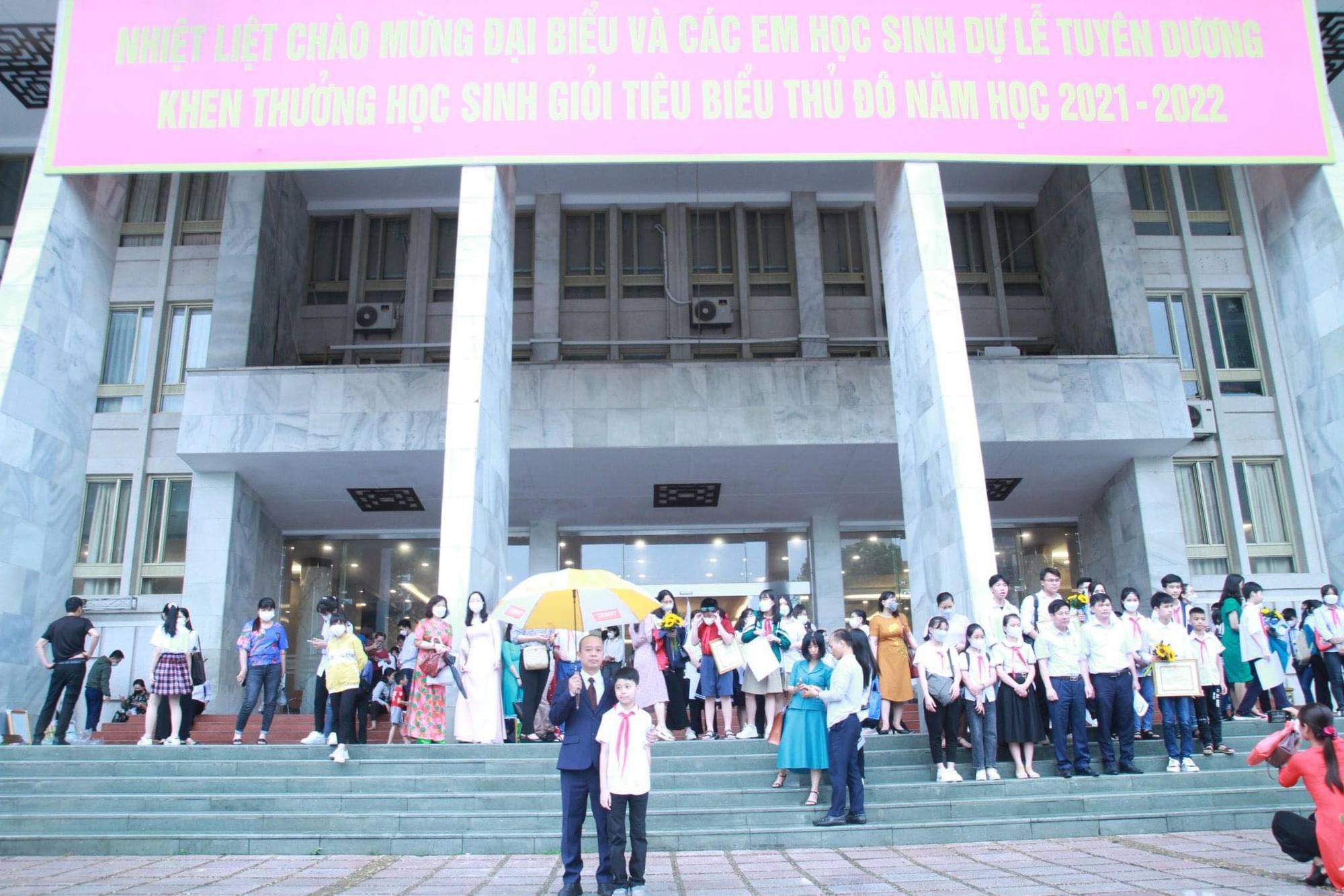 Cậu bé Hà Nội đang được các trường &quot;săn đón&quot; vào lớp 6, ông bố tiết lộ bí quyết từ năm con 2 tuổi - Ảnh 2.