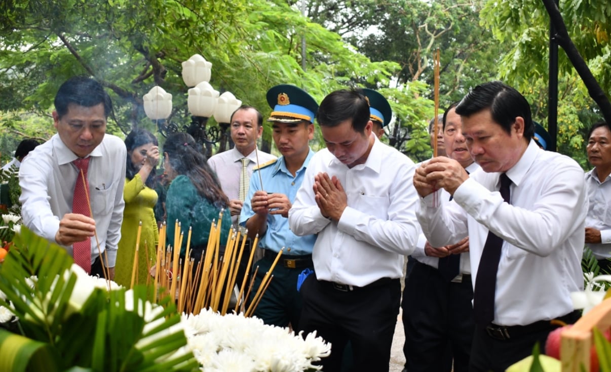 Những người con từ đất liền đến dâng hương tại Nghĩa trang Hàng Dương và Hàng Keo Côn Đảo - Ảnh 1.