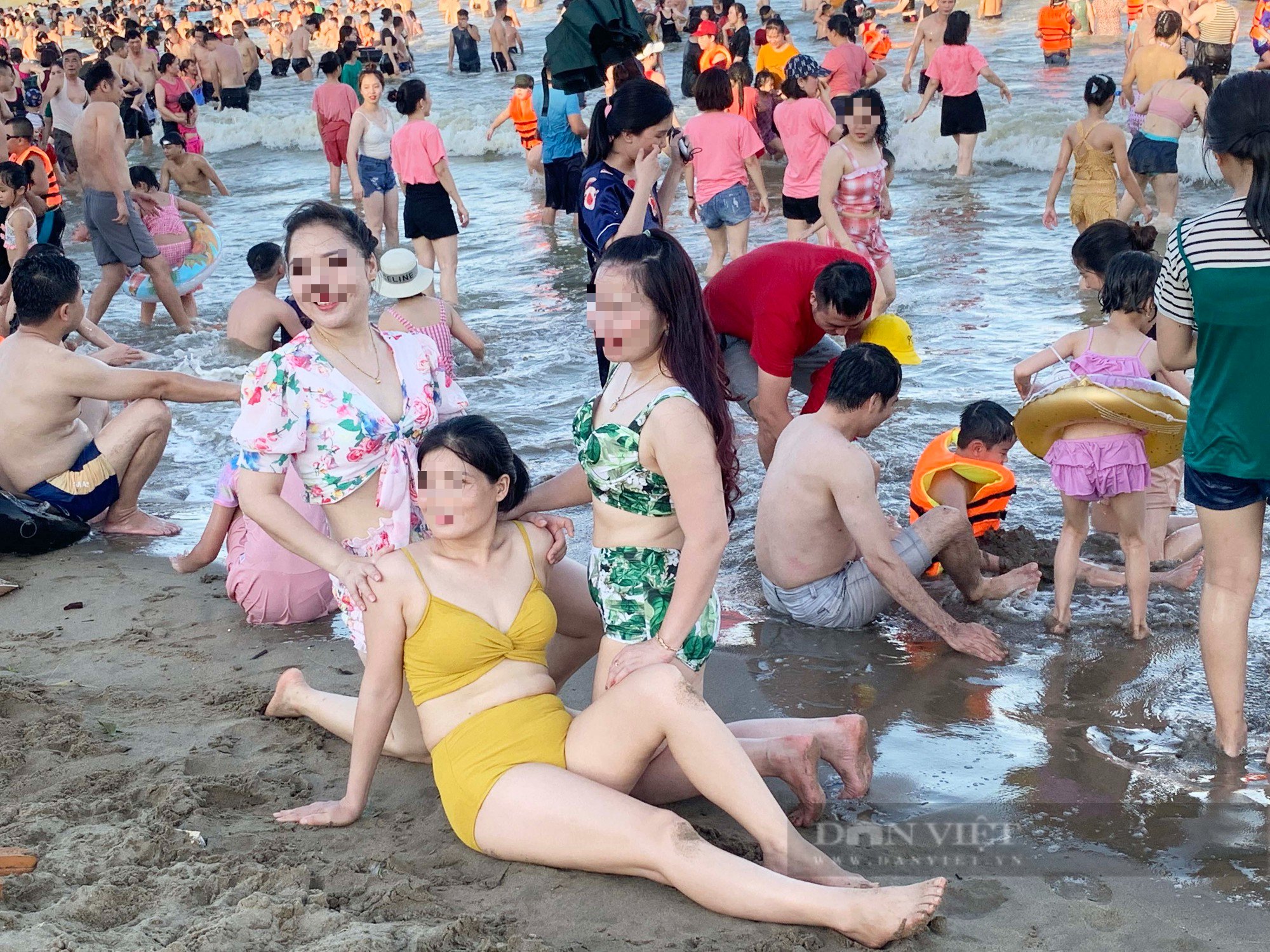 18h, bãi biển Sầm Sơn vẫn trong tình trạng &quot;thất thủ&quot; - Ảnh 5.