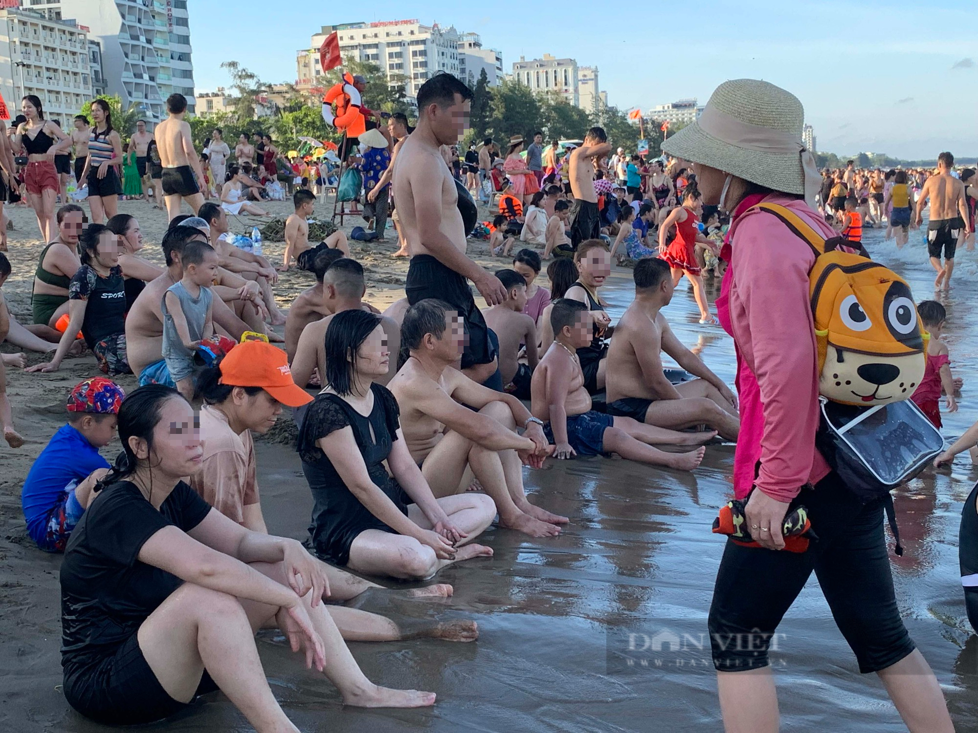18h, bãi biển Sầm Sơn vẫn trong tình trạng &quot;thất thủ&quot; - Ảnh 3.