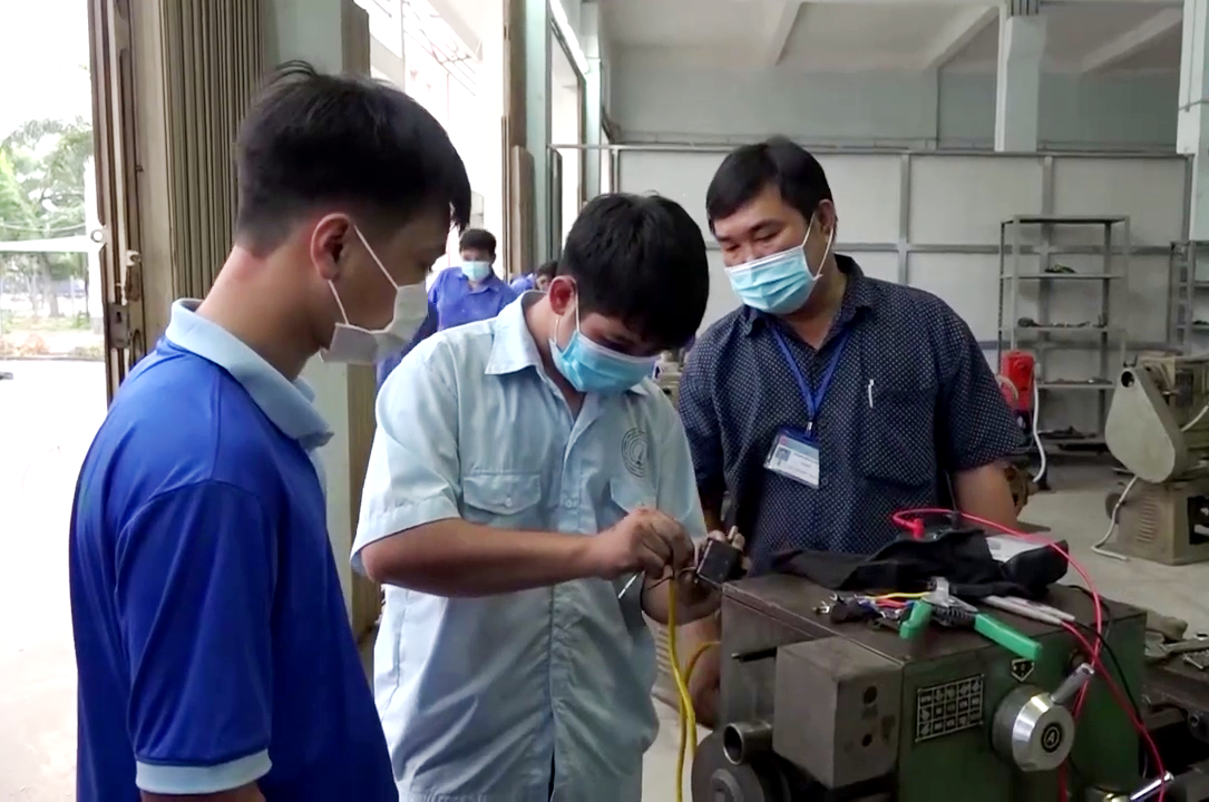 Học viên Trường Trung cấp Kinh tế - Kỹ thuật Long An trong giờ học. Ảnh: Trần Đáng