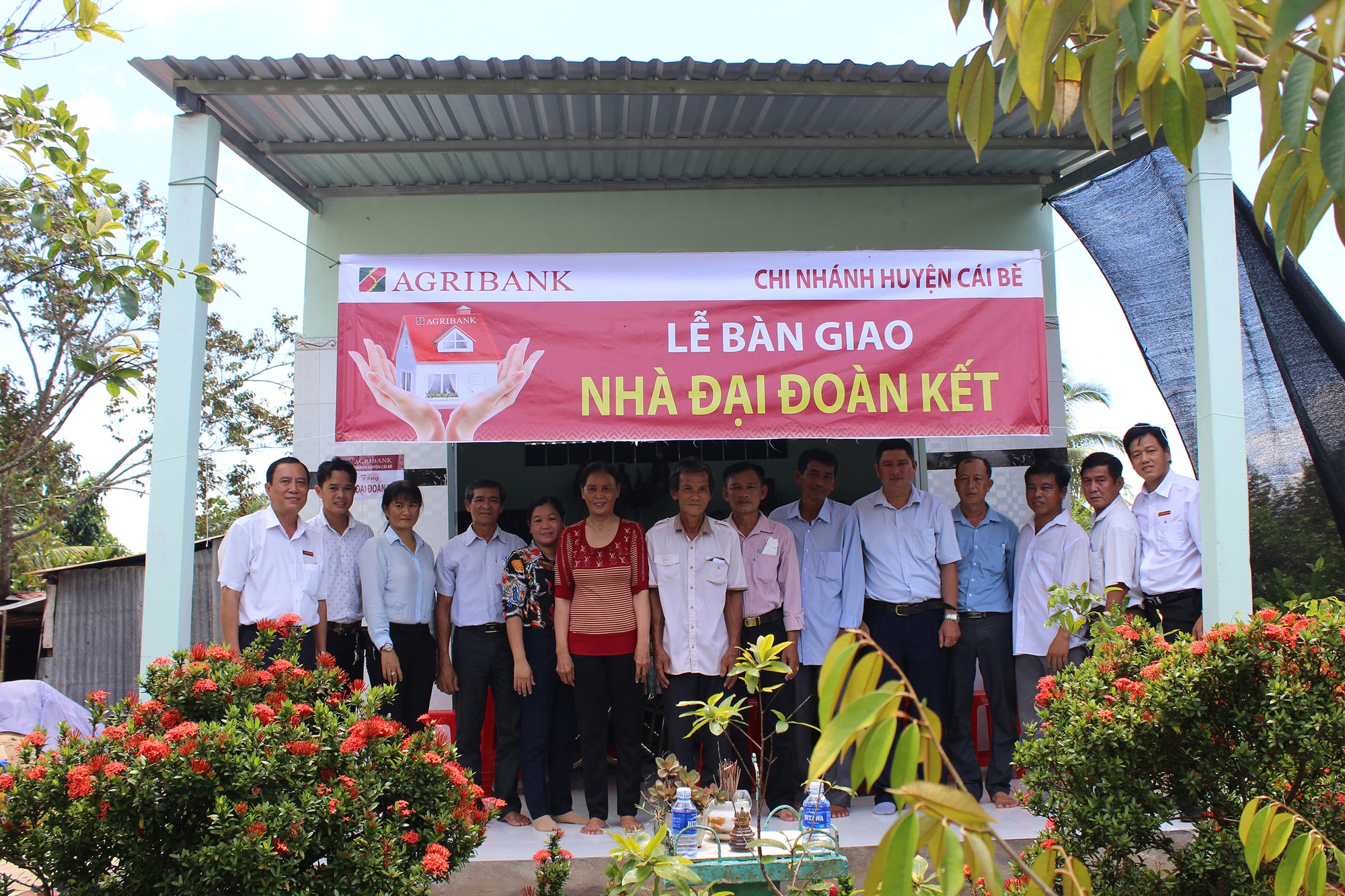 Agribank Cái Bè trao tặng 5 căn nhà đại đoàn kết cho các hội gia đình khó khăn - Ảnh 3.
