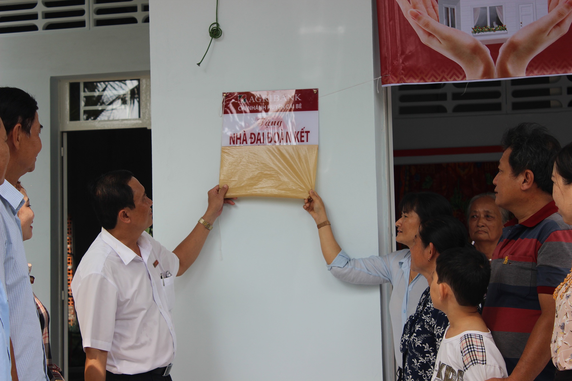 Agribank Cái Bè trao tặng 5 căn nhà đại đoàn kết cho các hội gia đình khó khăn - Ảnh 5.