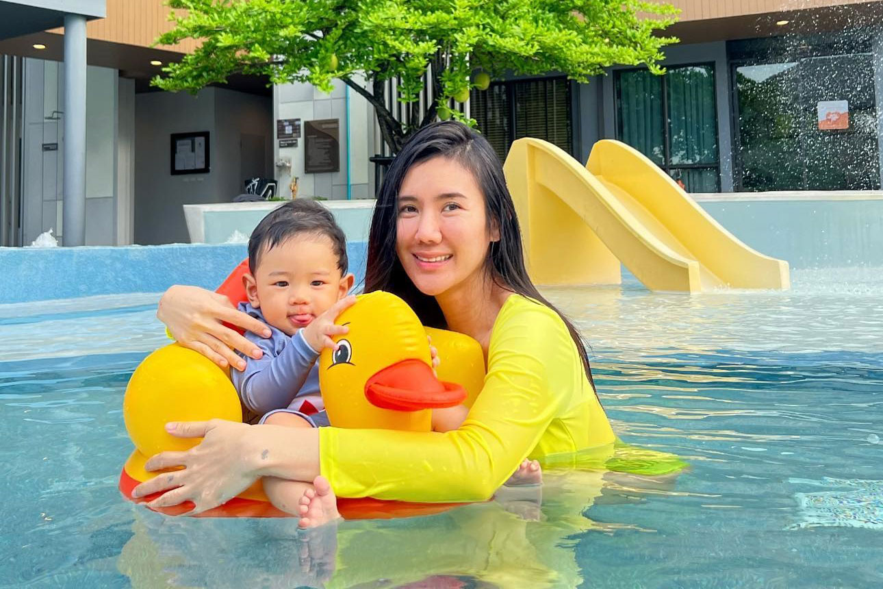Vẻ quyến rũ khó cưỡng của bạn gái tiền đạo người Thái Lan - Ảnh 9.