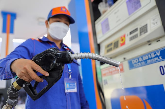 Khẩn trương báo cáo phương án giảm thuế xăng dầu - Ảnh 1. Khẩn trương báo cáo phương án giảm thuế xăng dầu - Ảnh 1.