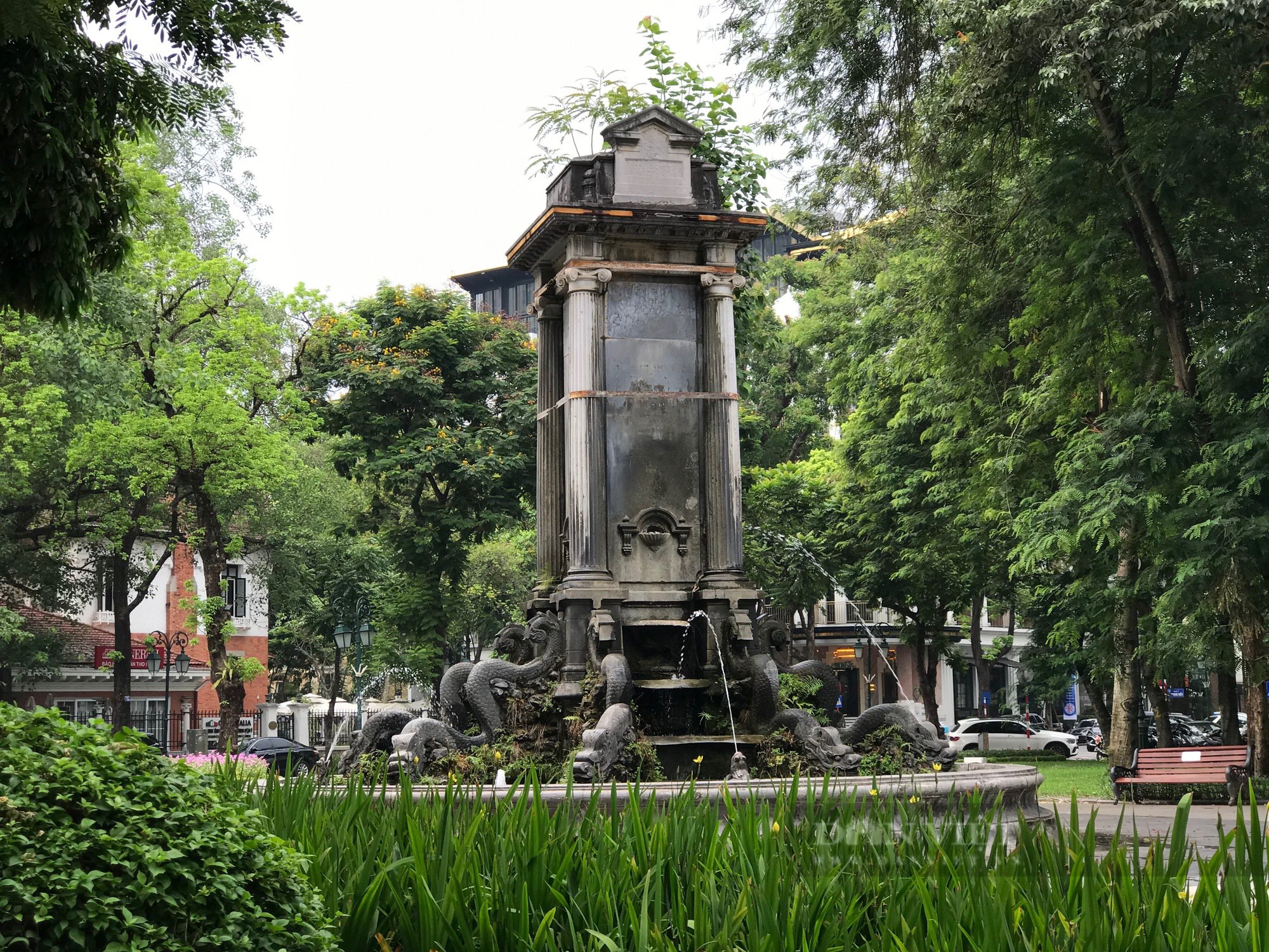 Kỳ bí lăng mộ trăm năm tuổi &quot;đeo đai sắt&quot; ở Vườn hoa con cóc Hà Nội  - Ảnh 2.
