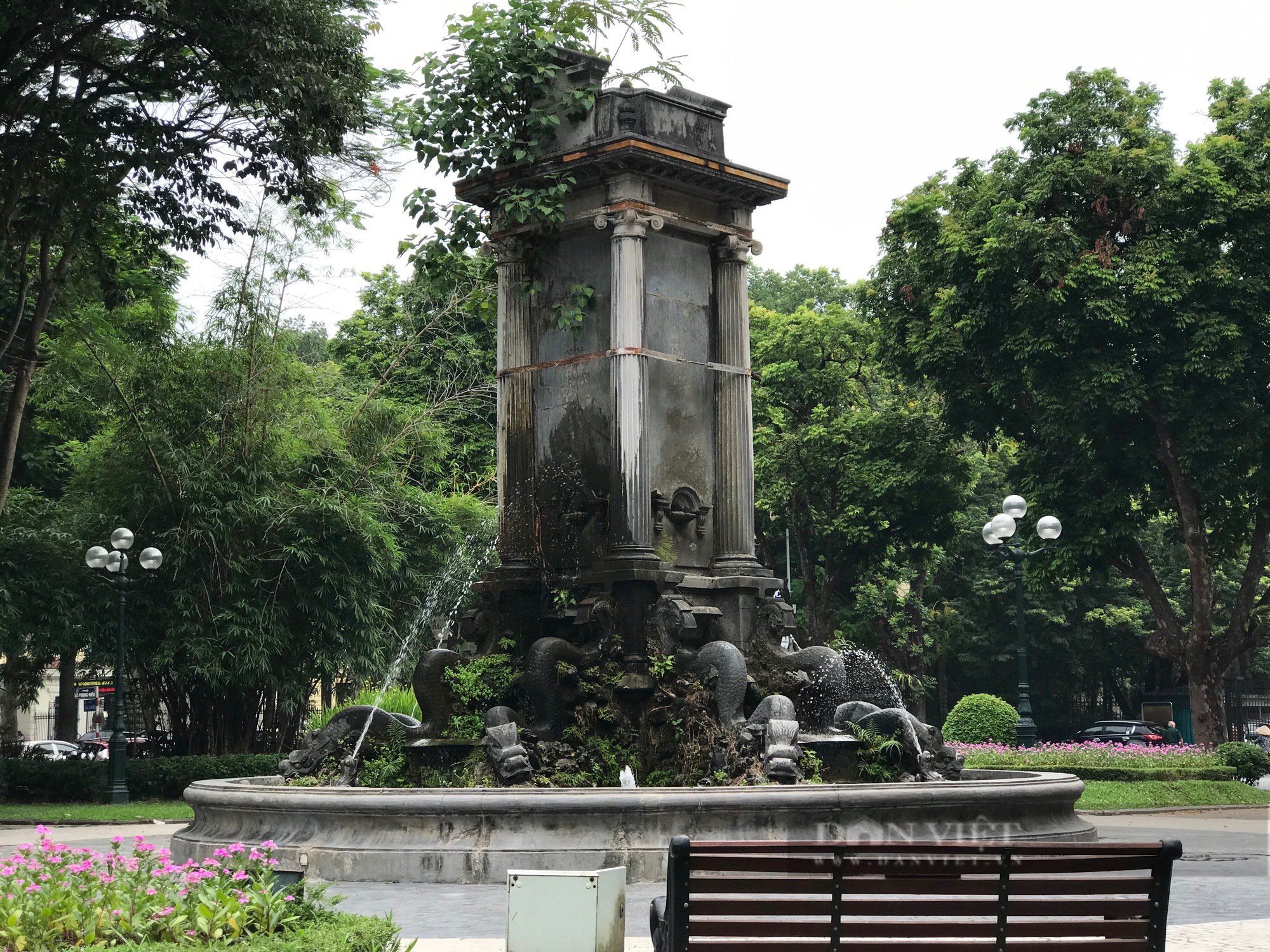 Kỳ bí lăng mộ trăm năm tuổi &quot;đeo đai sắt&quot; ở Vườn hoa con cóc Hà Nội  - Ảnh 3.