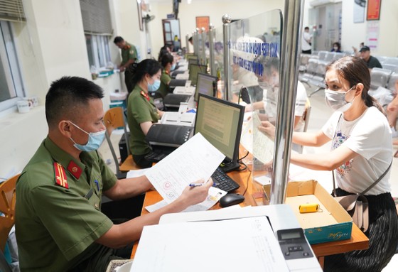Người dân đổ xô đi làm hộ chiếu mẫu mới, Cục Quản lý xuất nhập cảnh khuyến cáo - Ảnh 1.