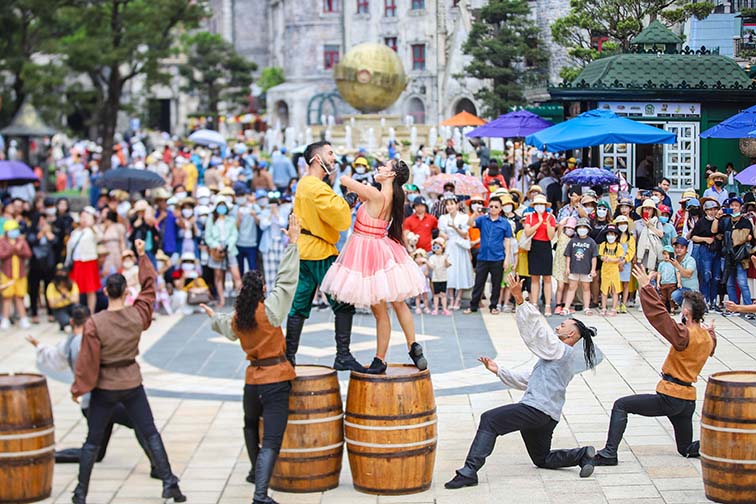 Khách du lịch ùn ùn đổ về Đà Nẵng trong tháng đầu cao điểm mùa hè - Ảnh 2.