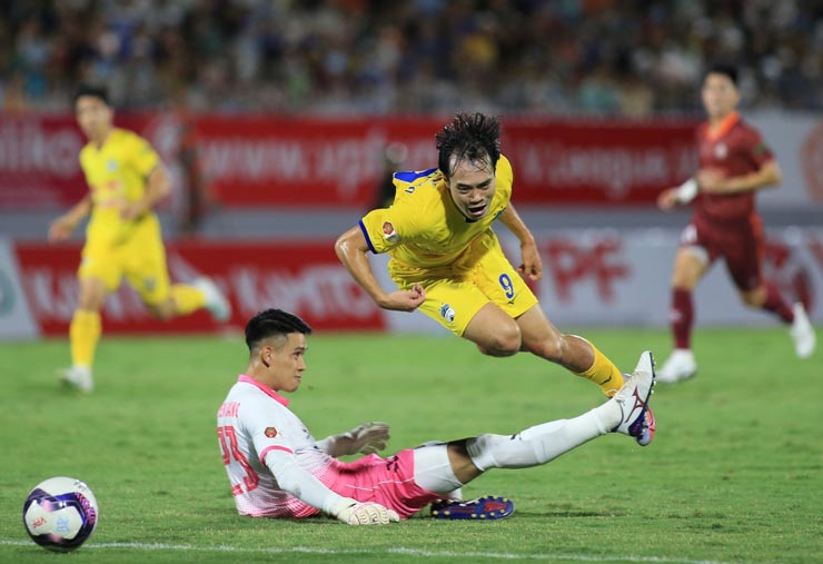 Vòng 5 Night Wolf V.League 2022: Dương Thanh Hào mắc lỗi &quot;chết  người&quot; giúp HAGL thoát thua Bình Định - Ảnh 3.