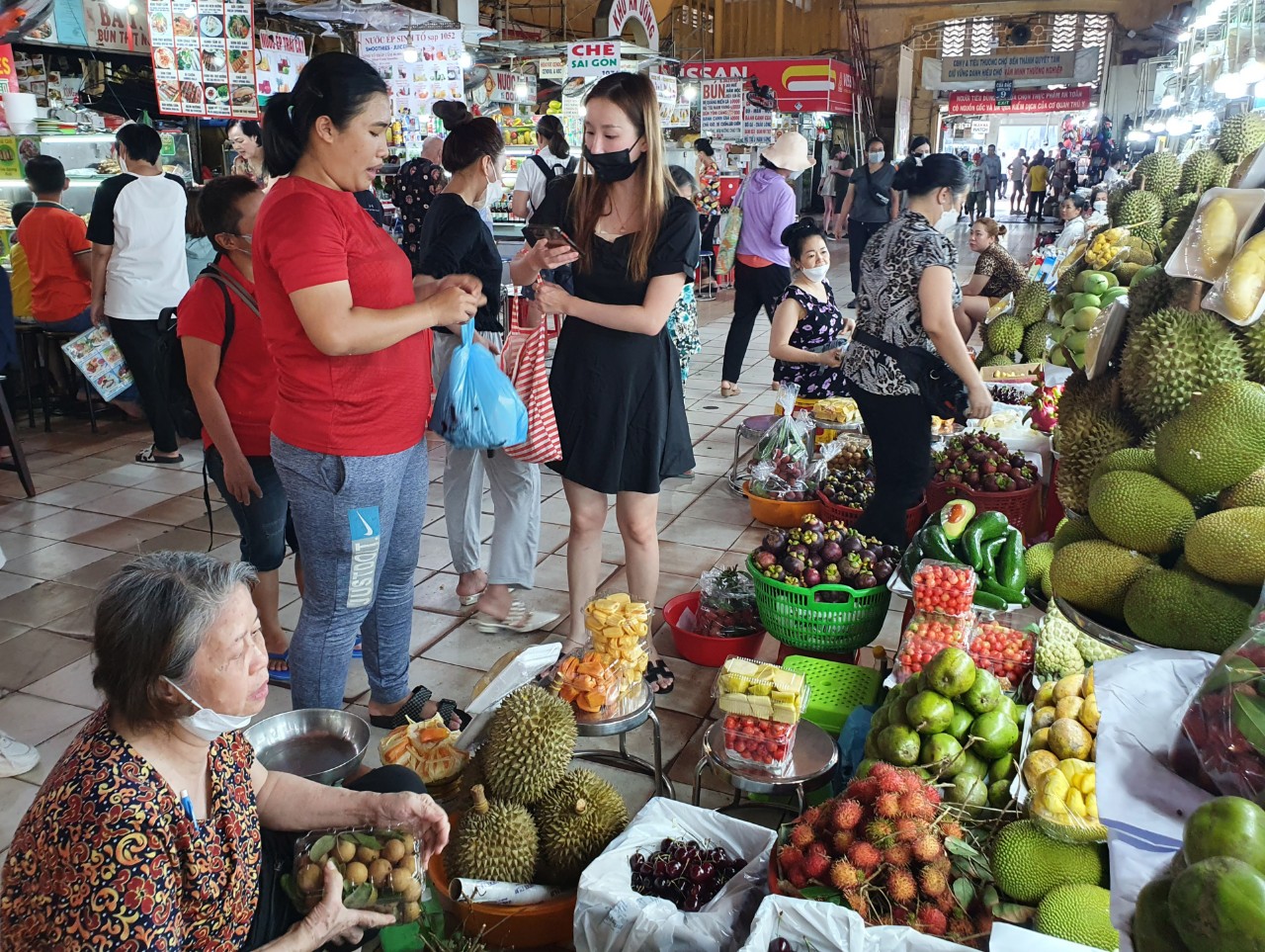 Cảnh tấp nập chưa từng thấy tại chợ Bến Thành, tiểu thương bán hàng không kịp ăn trưa - Ảnh 7.