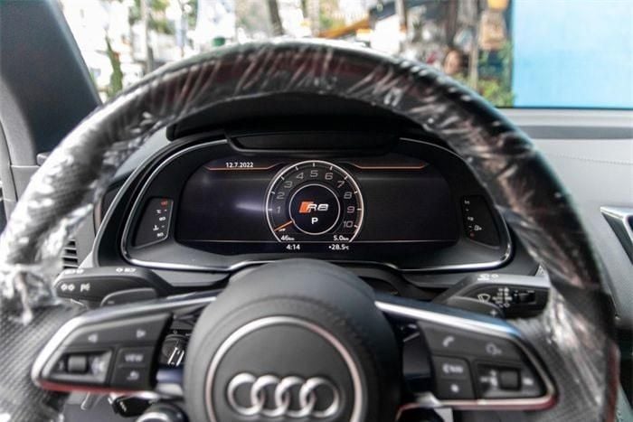 Siêu xe Audi R8 V10 Spyder 2022 vừa cập bến Việt Nam - Ảnh 9.