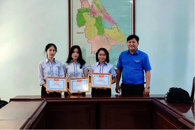 3 nữ sinh trả lại túi sách bị rơi có hàng chục triệu đồng - Ảnh 1.