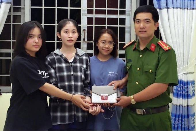 3 nữ sinh trả lại túi sách bị rơi có hàng chục triệu đồng - Ảnh 2.