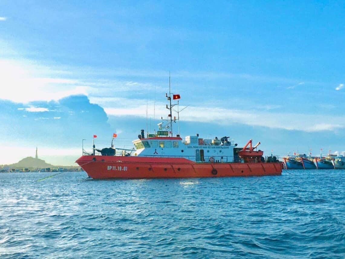 Bình Thuận: Trực thăng đang bay tìm kiếm ngư dân mất tích trên vùng biển Phú Quý - Ảnh 4.