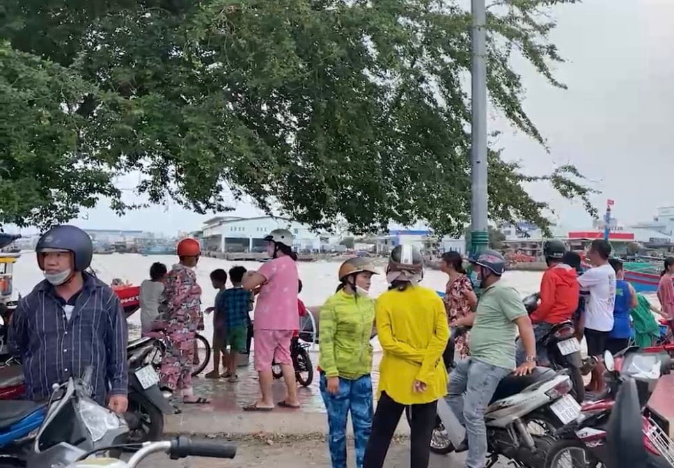 Bình Thuận: Trực thăng đang bay tìm kiếm ngư dân mất tích trên vùng biển Phú Quý - Ảnh 2.