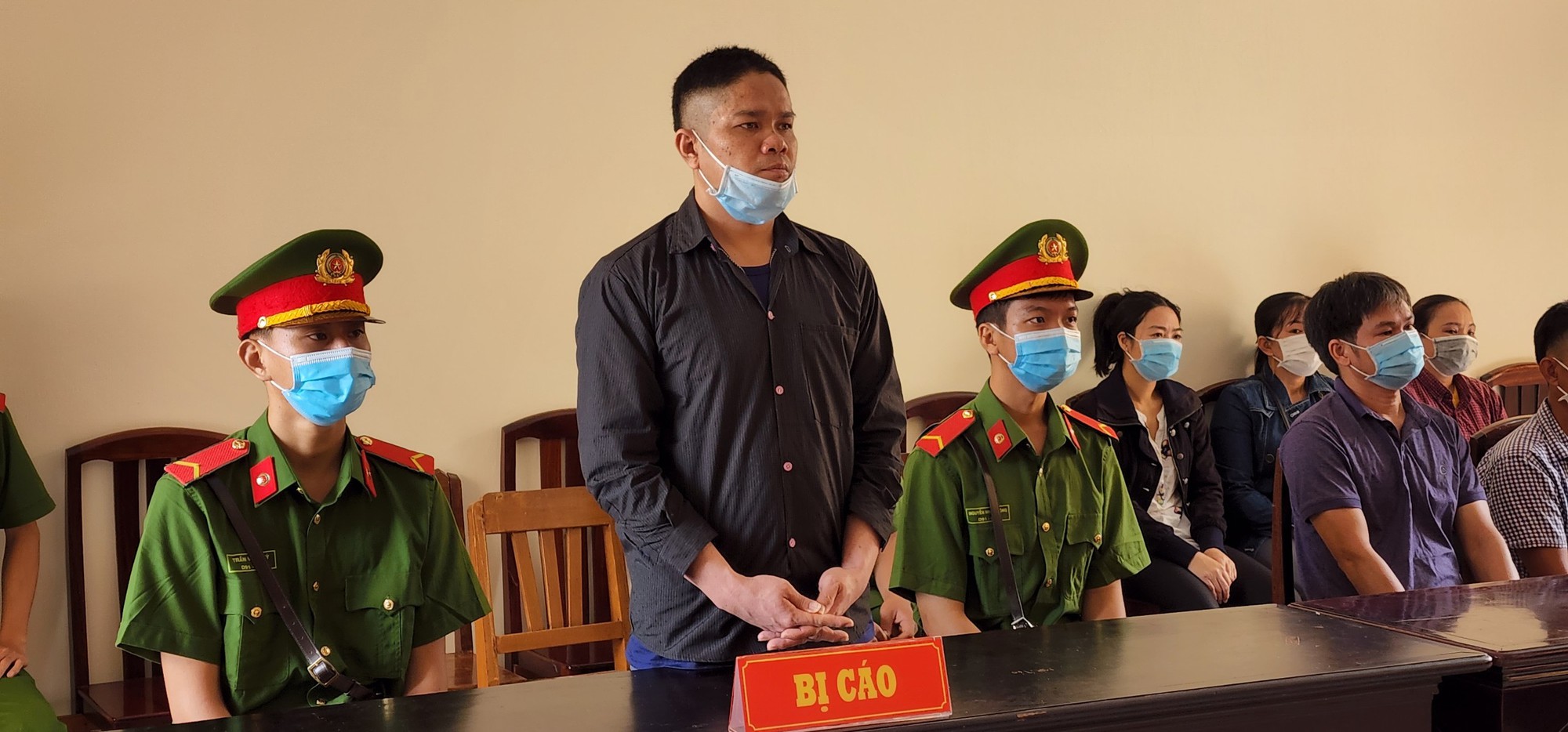 Tự đốt nhà mình làm cháy lan sang hàng xóm, lãnh 15 năm tù - Ảnh 1.