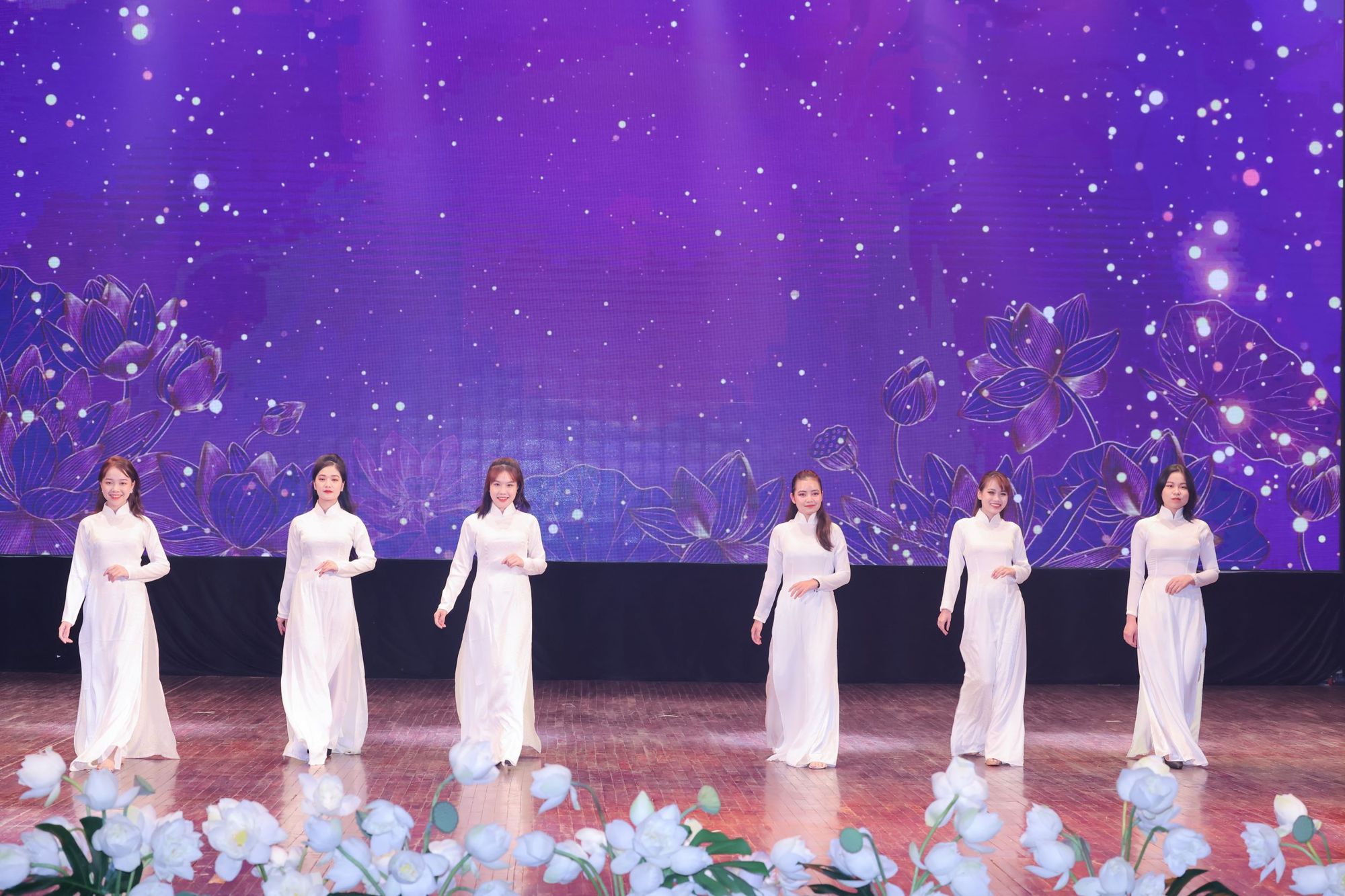 &quot;Việc hoa hậu sau khi đăng quang chỉ chú tâm hoạt động showbiz là chuyện rất đáng buồn&quot; - Ảnh 2.