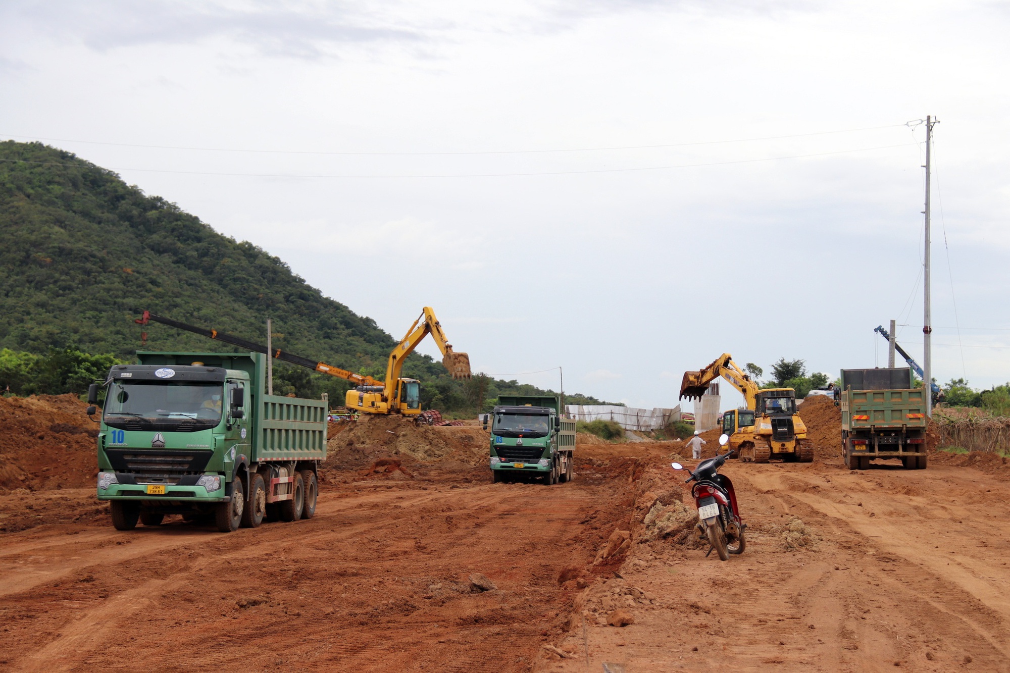 Nhà thầu cao tốc Bắc - Nam &quot;kiệt sức&quot; chưa thể &quot;khoẻ&quot; vì vật liệu - Ảnh 1.