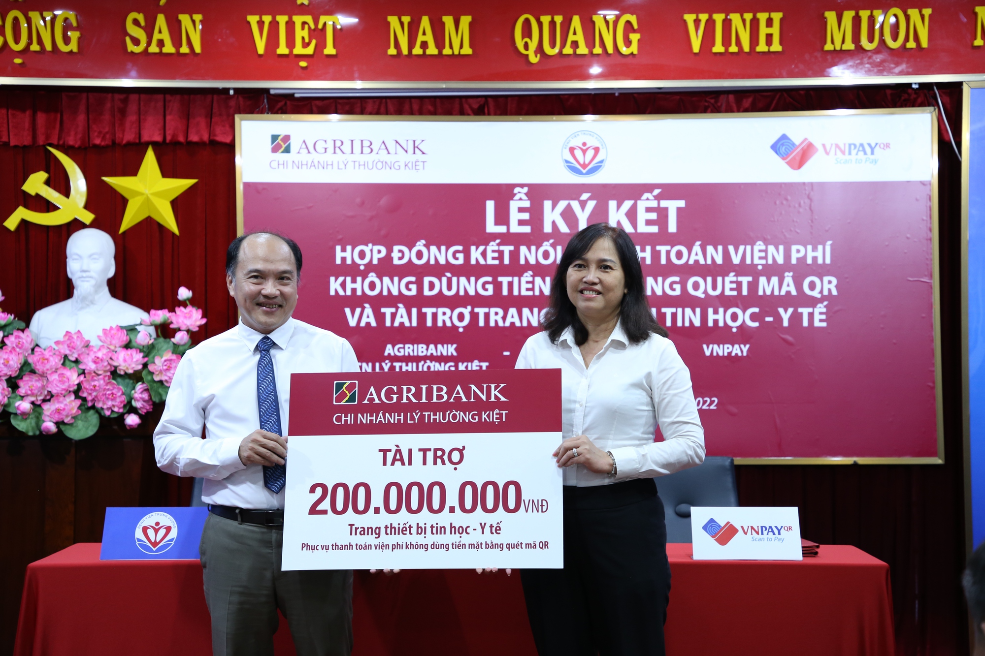 Bà Phan Hiệp Uyên Thảo, PGĐ Agribank Chi nhánh Lý Thường Kiệt và ông Huỳnh Ngọc Hớn, PGĐ Bệnh viện Trưng Vương trao nhận tài trợ thiết bị tin học - y tế Bà Phan Hiệp Uyên Thảo, PGĐ Agribank Chi nhánh Lý Thường Kiệt và ông Huỳnh Ngọc Hớn, PGĐ Bệnh viện Trưng Vương trao nhận tài trợ thiết bị tin học - y tế