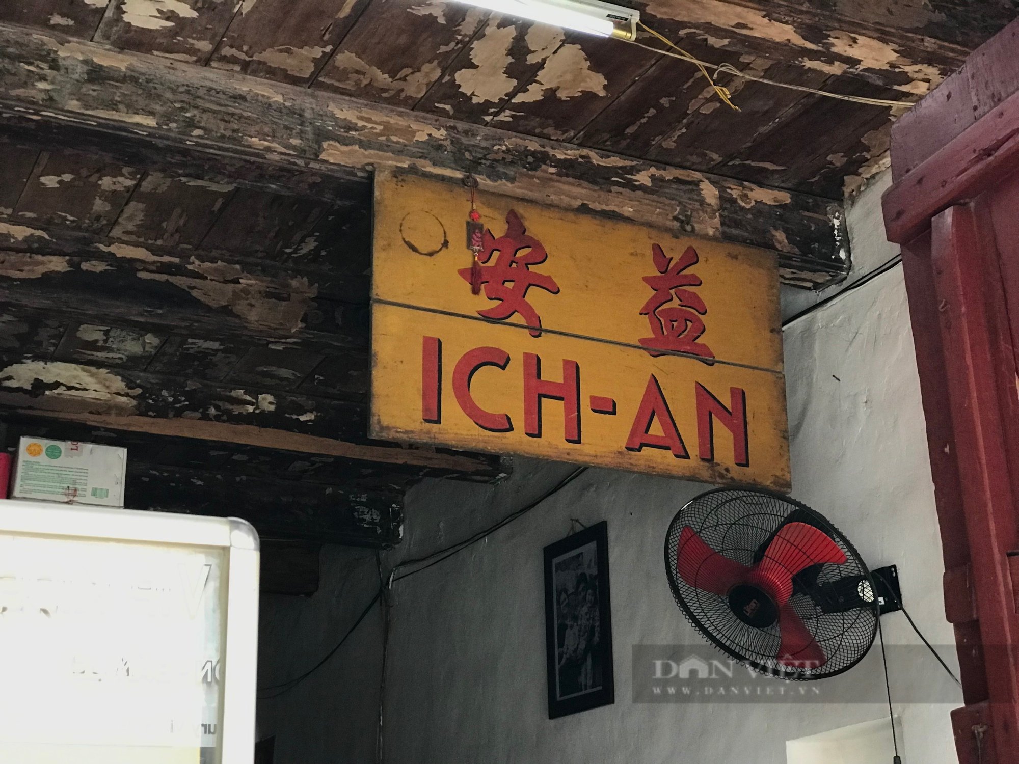 Cận cảnh ngôi nhà cổ được ví như &quot;hộp diêm&quot; giữa lòng phố cổ Hà Nội - Ảnh 5.