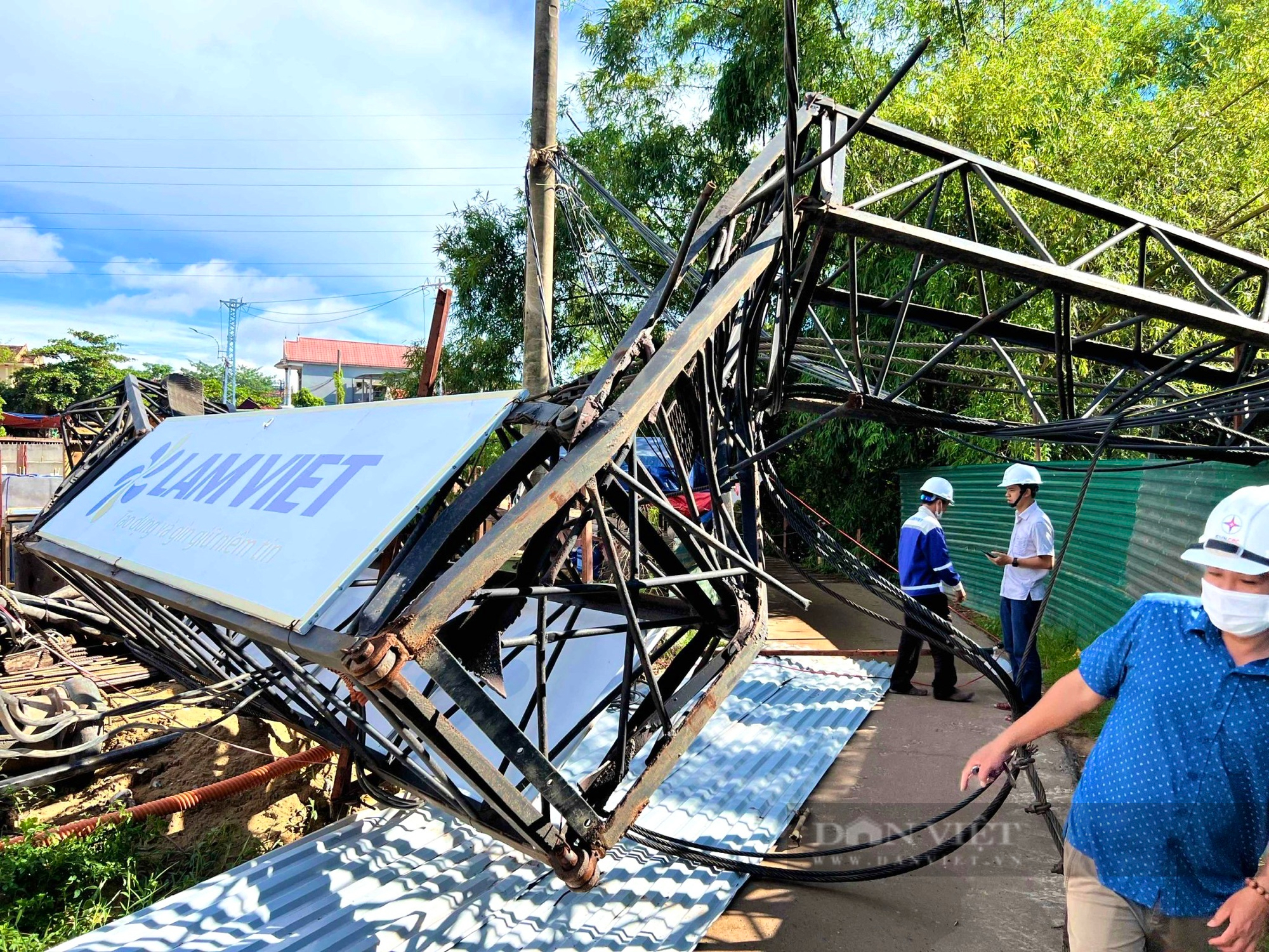 Quảng Bình: Cần cẩu công trình gãy đập vào đường dây điện, 6.000 hộ dân mất điện - Ảnh 1.