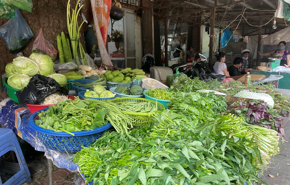 Ngược chiều giá xăng dầu, giá thịt lợn, giá rau xanh vẫn &quot;lên cao&quot; chưa chịu xuống - Ảnh 1.