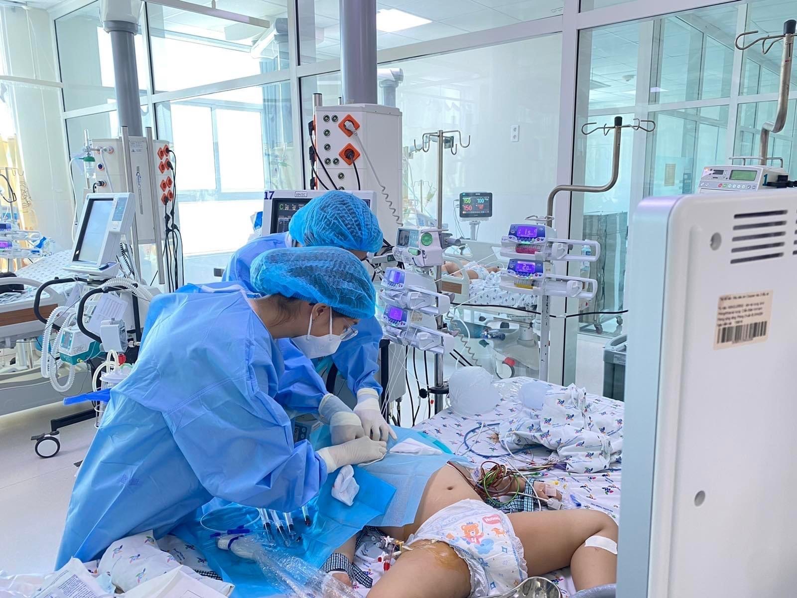 Thiếu dịch truyền cho bệnh nhân sốc sốt xuất huyết nặng, Bộ Y tế yêu cầu tìm nguồn cung ứng - Ảnh 1.