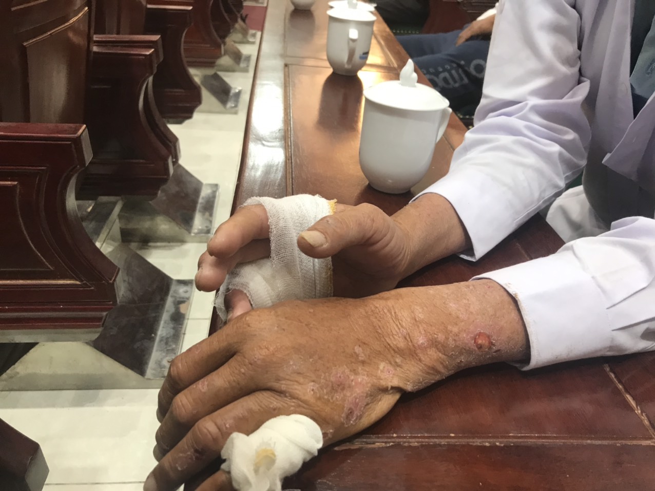 5 Ngư dân Bình Thuận uống nước mưa, bám thúng để sống trên biển - Ảnh 2.