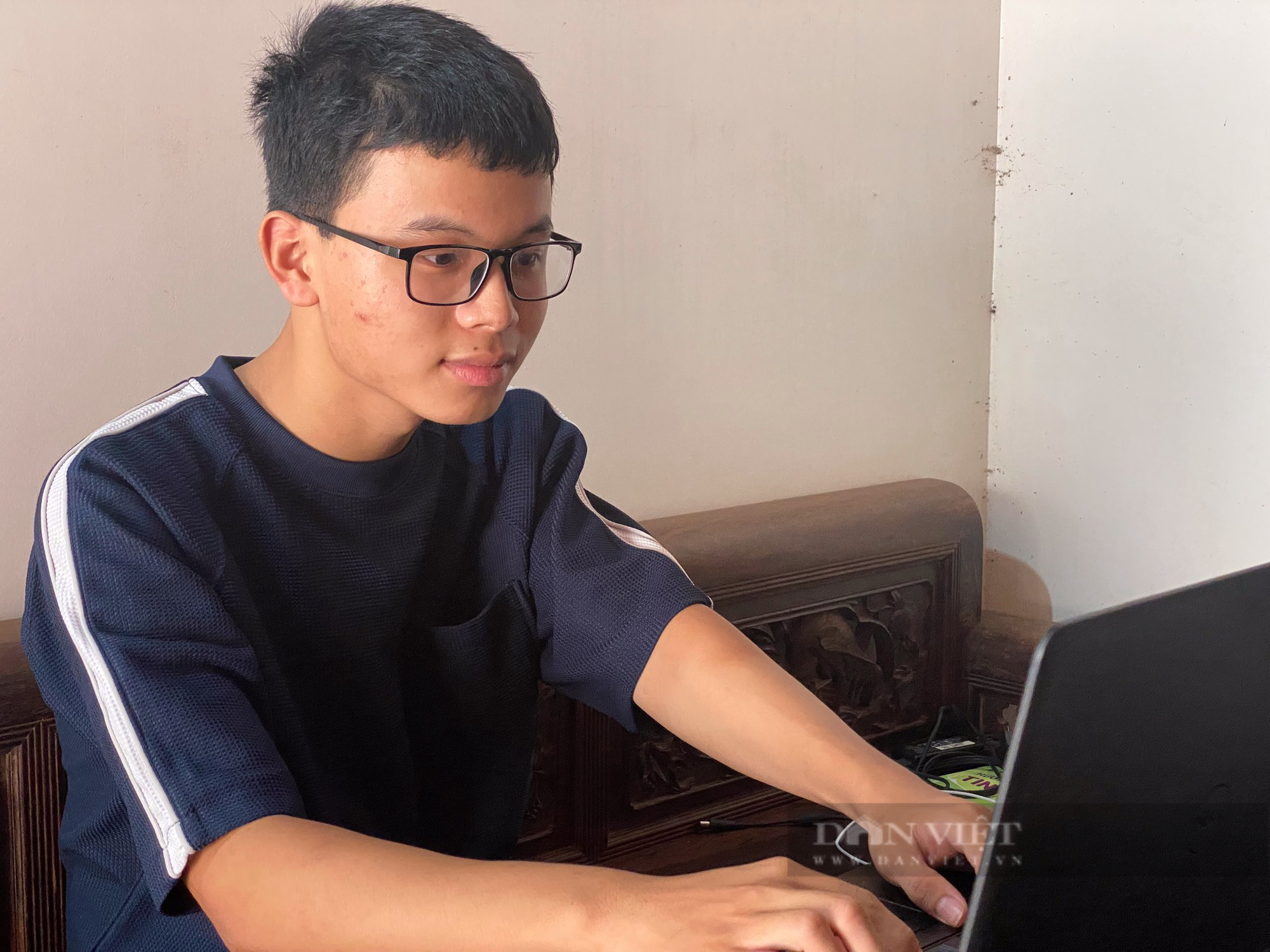 Chia sẻ bất ngờ về bí quyết học của nam thủ khoa toàn quốc kỳ thi THPT với 3 điểm 10 tuyệt đối - Ảnh 2.