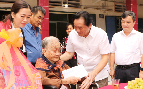 Ông Nguyễn Hoàng Thao – Phó Bí thư Tỉnh ủy tỉnh Bình Dương trong lần đến thăm hỏi và tặng quà Mẹ Việt Nam Anh hùng Lê Thị Lãnh nhân kỷ ngày 27/7/2022. Ảnh: Đỗ Trọng.