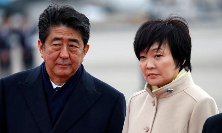 Xe chở phu nhân của cố thủ tướng Nhật Bản Abe Shinzo bị ôtô cảnh sát đâm trúng - Ảnh 1.