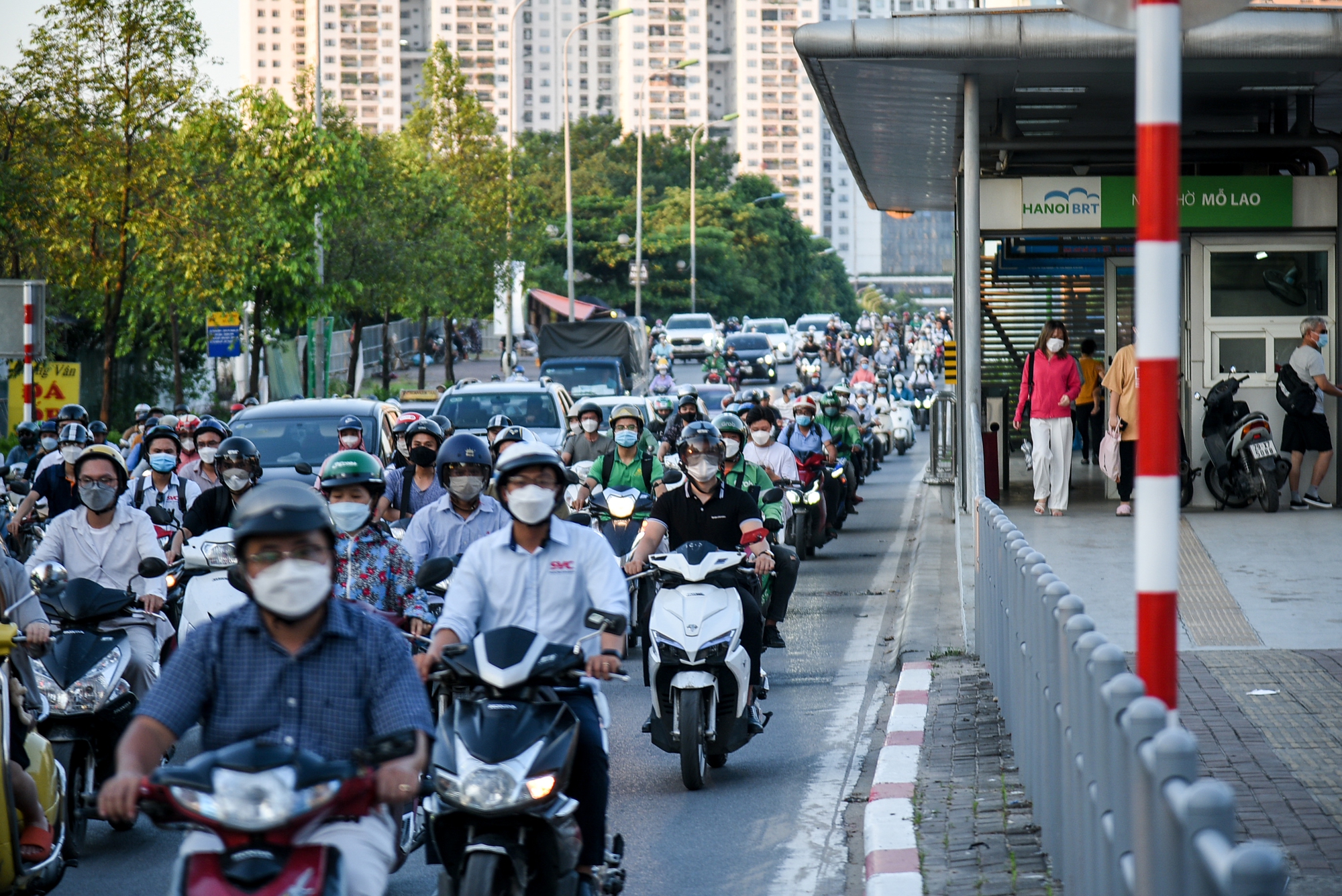 Xe buýt BRT ở Hà Nội vắng khách sau 6 năm hoạt động, giờ cao điểm còn bị lấn làn - Ảnh 8.