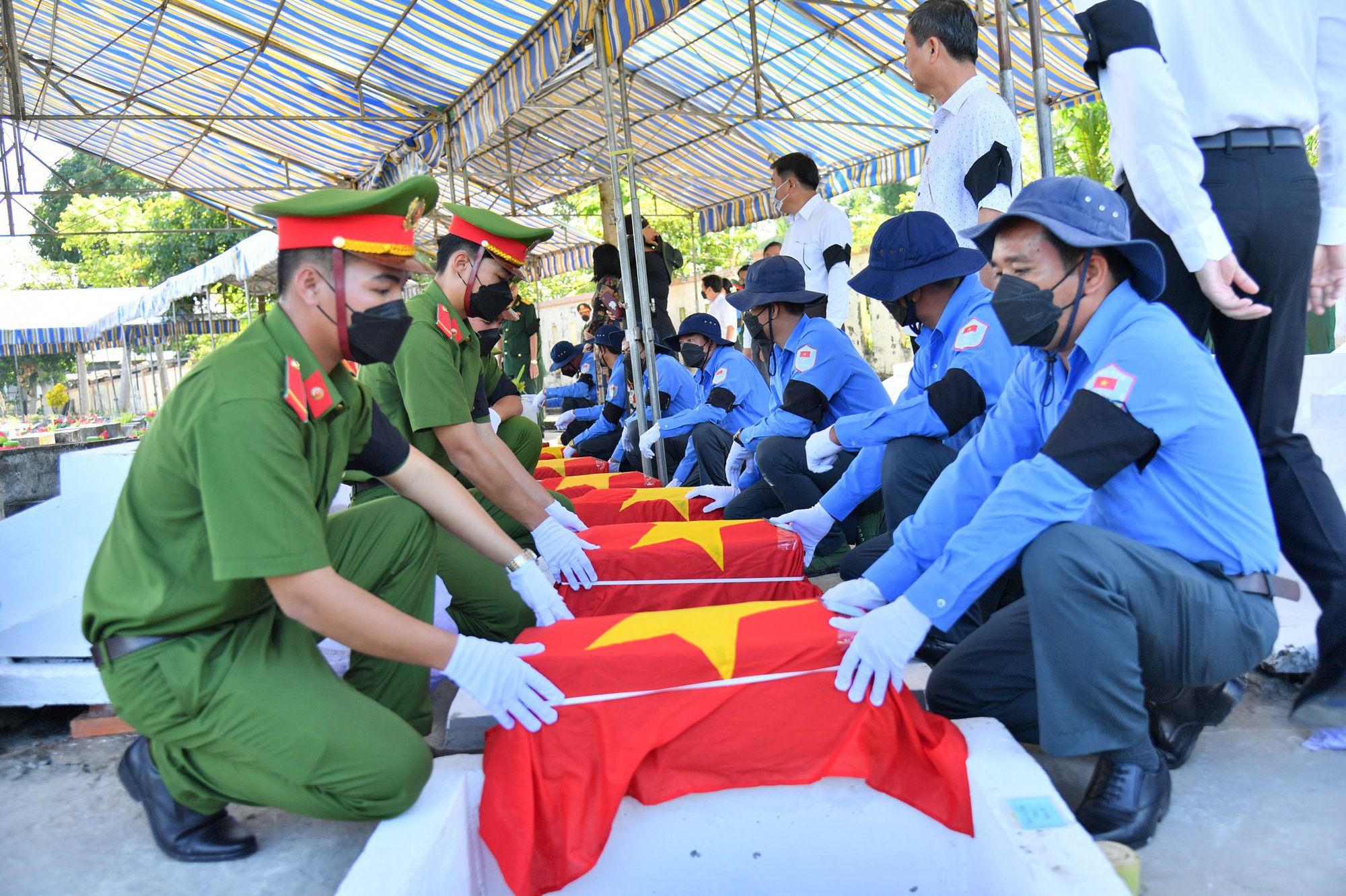 An Giang, Kiên Giang truy điệu, cải táng 88 hài cốt liệt sĩ hy sinh tại Campuchia - Ảnh 1.