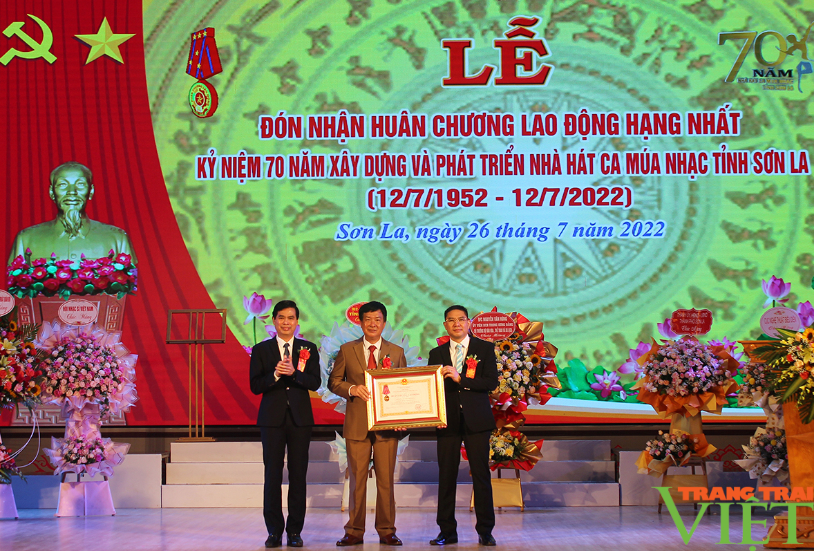 Nhà hát Ca múa nhạc tỉnh Sơn La đón nhận Huân chương Lao động hạng Nhất - Ảnh 2. Nhà hát Ca múa nhạc tỉnh Sơn La đón nhận Huân chương Lao động hạng Nhất - Ảnh 2.
