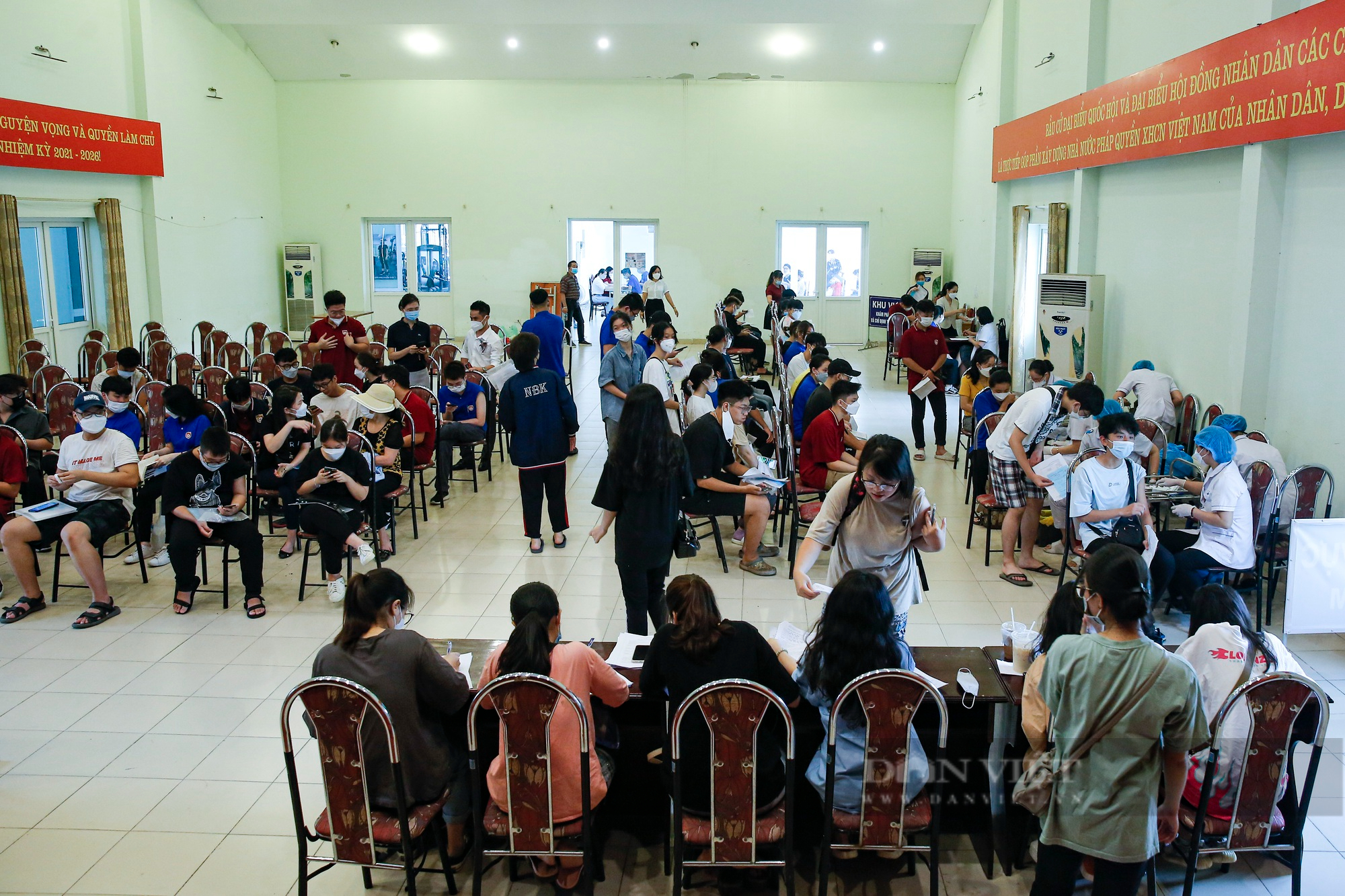 Học sinh Hà Nội bắt đầu tiêm mũi 3 vaccine phòng Covid-19 - Ảnh 1.