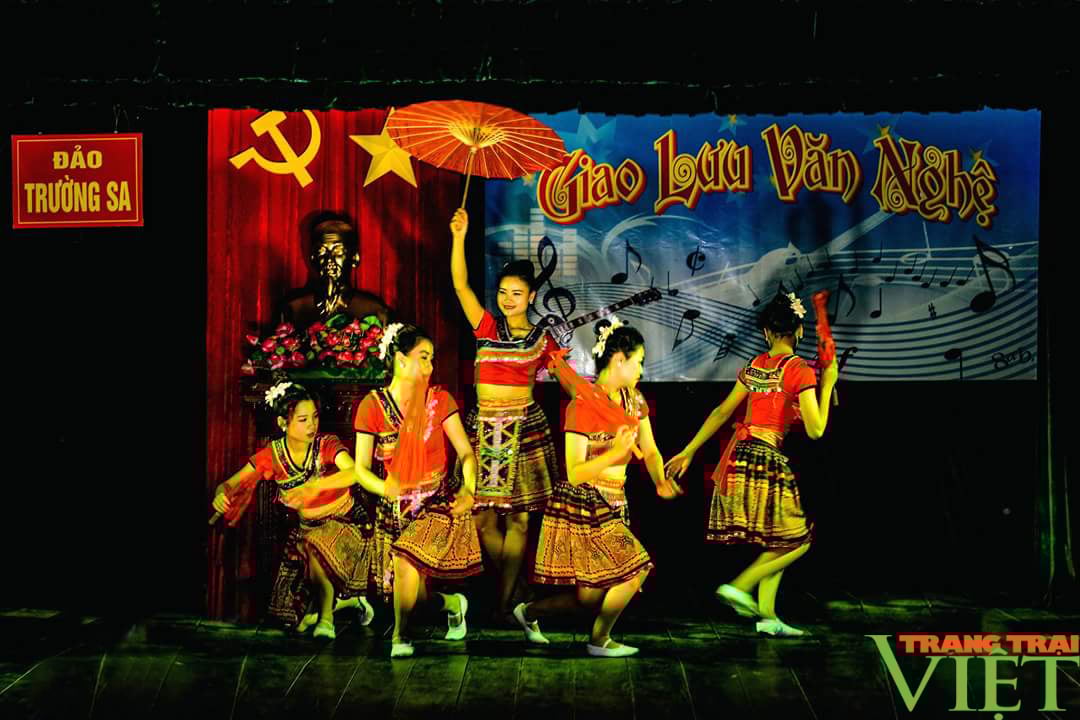 Nhà hát Ca múa nhạc tỉnh Sơn La đón nhận Huân chương Lao động hạng Nhất - Ảnh 4. Nhà hát Ca múa nhạc tỉnh Sơn La đón nhận Huân chương Lao động hạng Nhất - Ảnh 4.