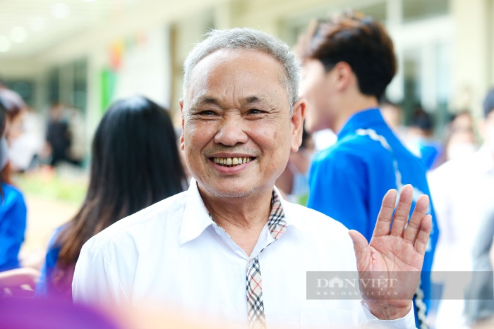 Thí sinh cao tuổi nhất Kỳ thi tốt nghiệp THPT 2022 được Bộ trưởng tặng Bằng khen - Ảnh 2.
