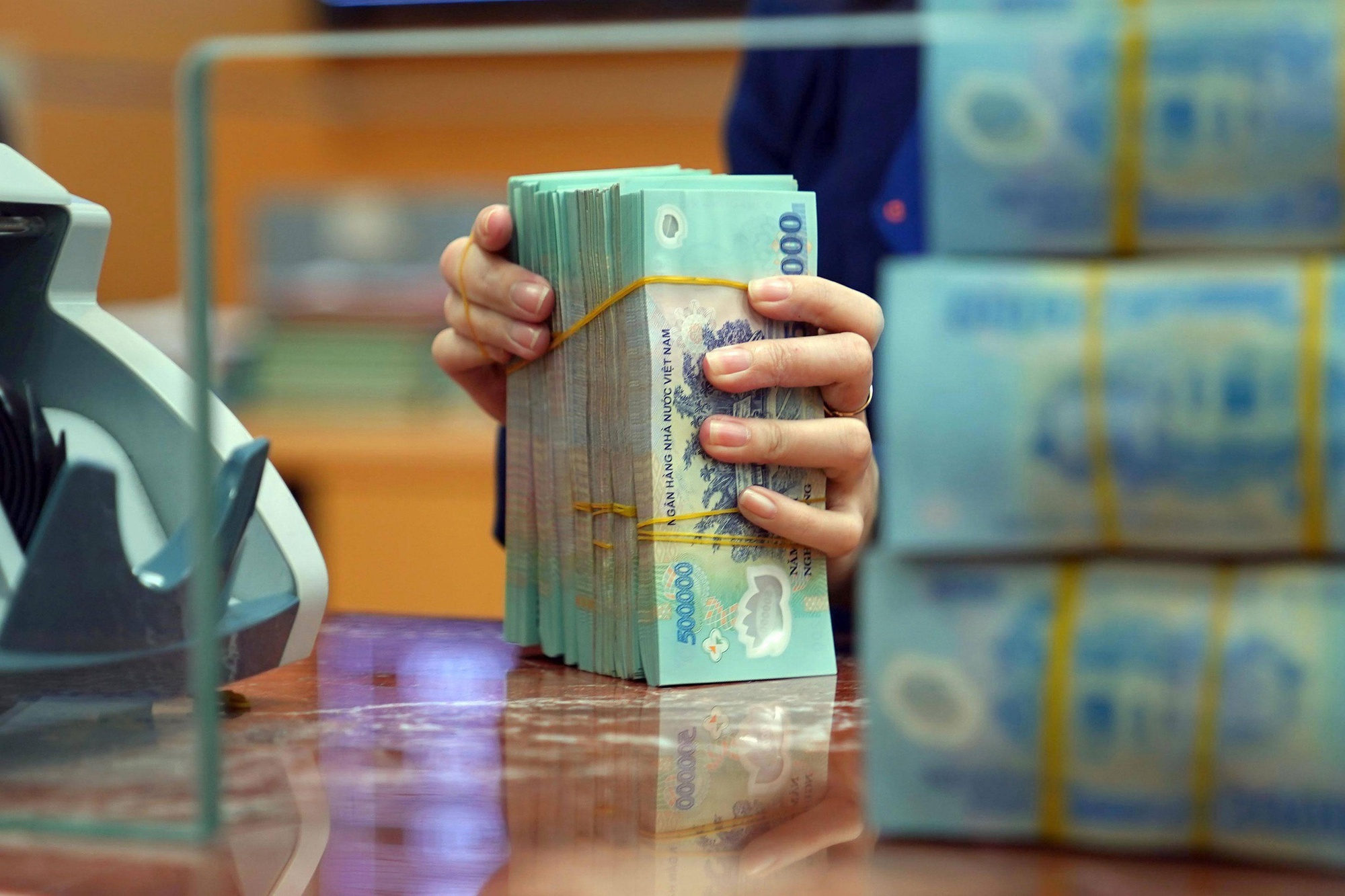 Ngân hàng &quot;vay vóng&quot; gần 30.000 tỷ, lãi suất tiết kiệm cao nhất tại Vietcombank &quot;nhảy số&quot; - Ảnh 2.